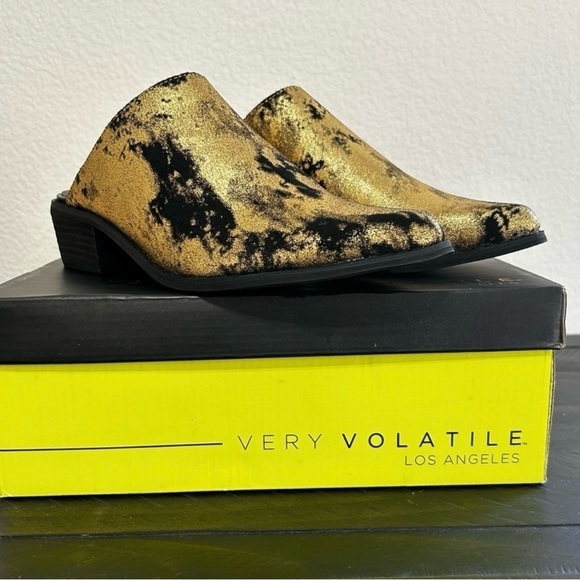 Very Volatile Woman’s Size 8 Black Gold Leather Mule Booties Brand New In Box - Picture 2 of 5